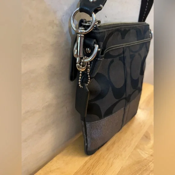 Vintage Stylish Coach Grey Black C Logo Leather Tag - Picture 3 of 15
